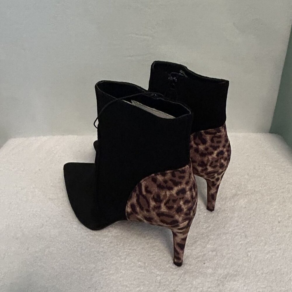 NWOB Violet & Red Quintin Black and Leopard Print Suede Heeled Booties 8.5 - Picture 6 of 14